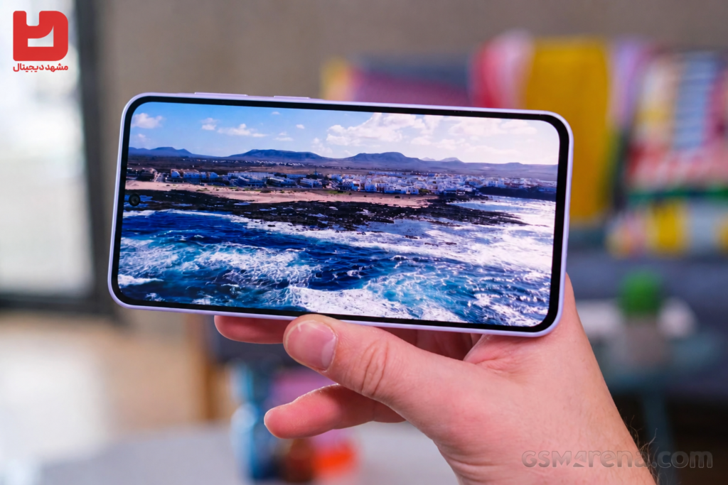 کیفیت صفحه‌نمایش Super AMOLED گوشی گلکسی A37 در پخش ویدیو و شفافیت رنگ‌ها

