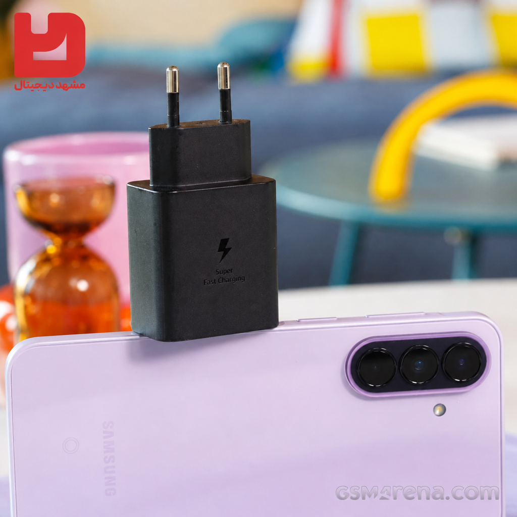 گوشی Samsung Galaxy A37 5G بنفش‌رنگ در کنار شارژر دیواری Super Fast Charging سامسونگ
