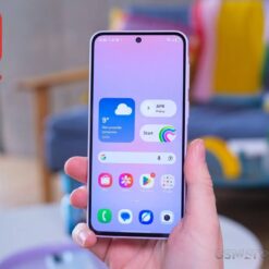 نمای جلوی گوشی سامسونگ Galaxy A37 با نمایشگر روشن و طراحی تمام‌صفحه